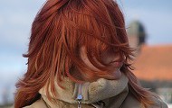 Chica con el cabello pelirrojo.